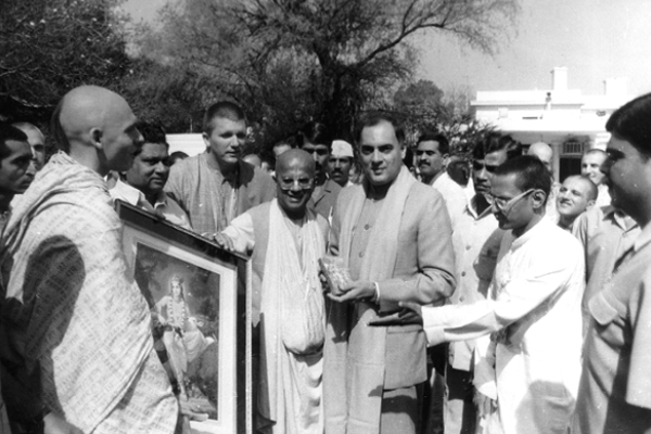 Rajiv Gandi and Russian Geeta 600x400